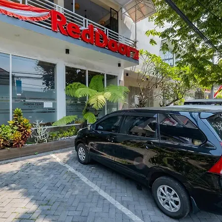RedDoorz Premium @ Jalan Cengkeh Malang-3